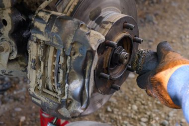 Tamirci garajda fren sistemi üzerinde çalışır..