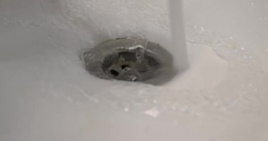 Çatlamış lavabodan akan su. Yüksek kalite 4k görüntü