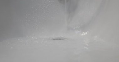 Çatlamış lavabodan akan su. Yüksek kalite 4k görüntü