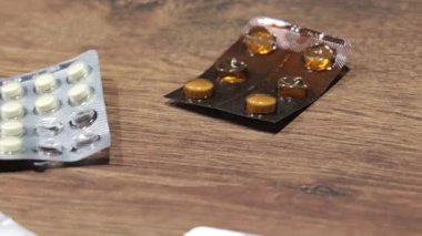 Çeşitli ilaçlara ve ambalajlarına yakından bakın. Yüksek kalite 4k görüntü