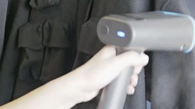 Buharlı temizlik giysileri, kırışıklıkları yeniler ve temizler.