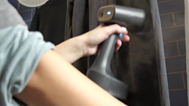 Buharlı temizlik giysileri, kırışıklıkları yeniler ve temizler.