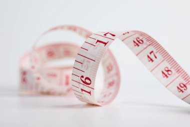 Net sayılara sahip esnek bir bant ölçüsü.