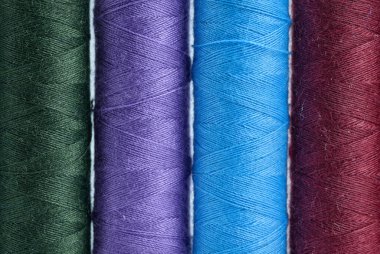 Canlı renklerde dört iplik makarası bir arada gösterilir