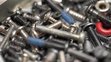 Çeşitli vida ve cıvataları kapat