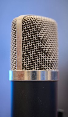 Eski bir mikrofon tasarımının yakın plan görüntüsü.