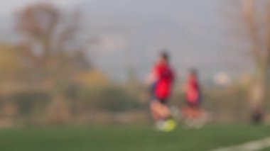 Sporcular güzel havalarda çimenlikte antrenman yaparlar..