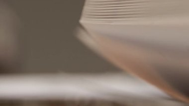 Bir kitabın sayfalarını karıştırıyorum. Yüksek kalite 4k görüntü