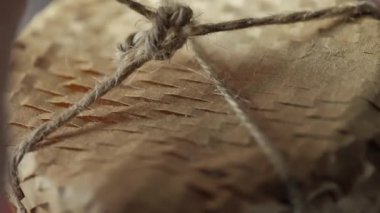 Bir kadın özenle paketlenmiş hediyesini açıyor..