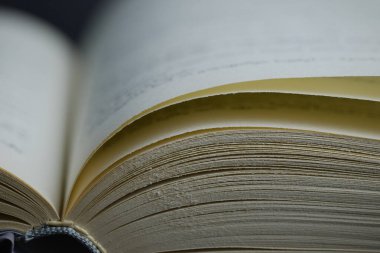 Görünür çizgileri ve dokusu olan kıvrımlı kağıt görünümünü kapat