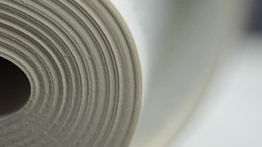 Bir kitabın sayfalarını çeviren ellerin yakın görüntüsü. Yüksek kalite 4k görüntü