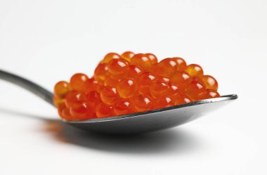 Metal bir kaşıkta kırmızı somon havyarını yakın çekim. Yüksek kalite fotoğraf