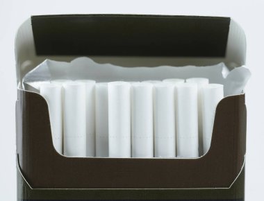 Beyaz filtreleri gösteren sigara paketini yakın plan aç. Yüksek kalite fotoğraf