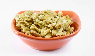 Turuncu Seramik Kasedeki Ceviz Çekirdekleri beyaza izole edildi. Yüksek kalite fotoğraf