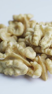 Sosyal medya için Shelled Walnuts 'ın dikey Makro Videosu. Yüksek kalite 4k görüntü