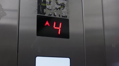 Kırmızı bir LED asansör zemin göstergesinin 4 numaradan 6 numaraya geçişi.