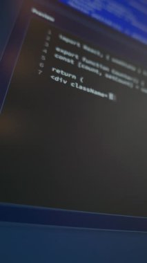 Javascript 'in makro görüntüsü Koyu kipli monitör ekranında yazılan reaksiyon kodu