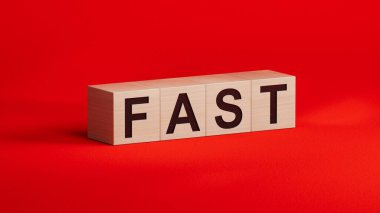 FAST kısaltması, bir kişinin felç geçirmesine yardımcı olmak için hafızasını tazelemek için kullanılır. FAST, yüz çökmesi, kol zayıflığı, konuşma zorluğu ve acil servisleri arama zamanı anlamına geliyor..