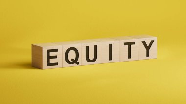 Tahta küpler kulesinin yanında tahta manken. Tahta küplere yakın, 3D iş konsepti..