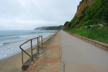 İngiltere 'nin Wight Adası' ndaki Sandown, Lake ve Shanklin arasında kıyı şeridi boyunca uzanan yol..