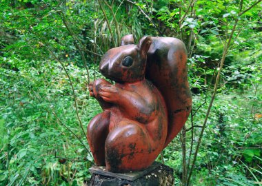 Shanklin, Wight Adası, İngiltere. 23 Mayıs 2025. Shanklin Chine Tarihi Vadisi 'nde tahta kırmızı sincap heykeli.