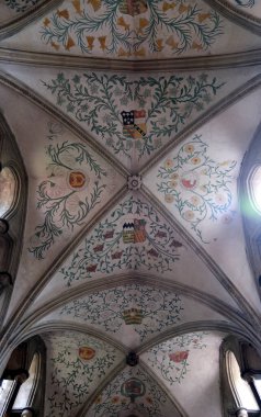 Boxgrove, Batı Sussex, İngiltere. 28 Mayıs 2025. Batı Sussex 'teki Boxgrove Manastırı Kilisesi' nde karmaşık taş atlama ve boyanmış tavan ayrıntıları..