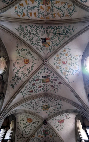 Boxgrove, Batı Sussex, İngiltere. 28 Mayıs 2025. Batı Sussex 'teki Boxgrove Manastırı Kilisesi' nde karmaşık taş atlama ve boyanmış tavan ayrıntıları..