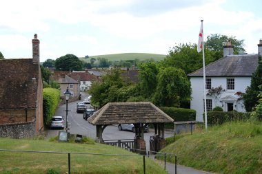 East Meon, Hampshire, İngiltere. 30 Mayıs 2025. Doğu Meon Köyü 'ndeki All Saints Kilisesi' nden Rolling Hills ve Lychgate Manzarası.
