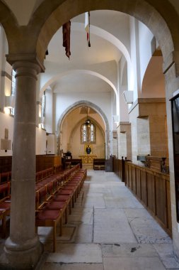 Portsmouth, Hampshire, İngiltere. 12 Haziran 2025. Portsmouth Katedrali 'nin Kemerleri ve Yan Şapeli Tarihi Taş Mimarisi