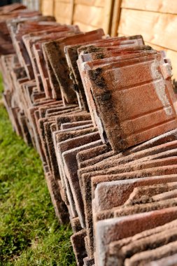 İstiflenmiş Kırmızı Çamurlu Çamur Çatı Döşemeleri