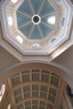 Petersfield, Hampshire, İngiltere. 19 Haziran 2025. Neoklasik Kilise Kubbesi ve Octagonal Fener Coffer Barrel Kasasının Üstü, Açık Mavi ve Beyaz Mimari, Petersfield