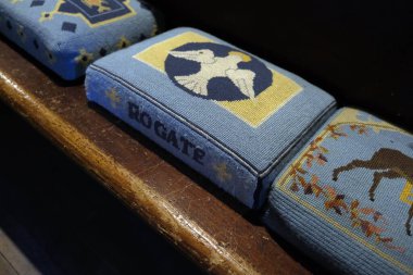 Rogate, Batı Sussex, İngiltere. 27 Haziran 2025. İşlemeli Kilise Dizi Yastığı Güvercin Tasarımı ve Rogate Metni