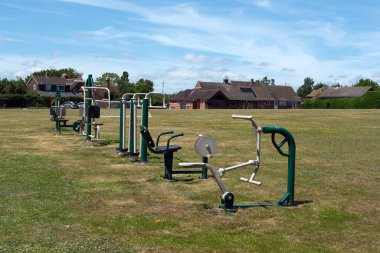 Rogate, Batı Sussex, İngiltere. 27 Haziran 2025. Açık Köy Egzersiz Ekipmanı Sunny Community Green 'de