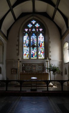 Rogate, Batı Sussex, İngiltere. 27 Haziran 2025. St Bartholomew 's Rogate Kilisesi Viktorya Dönemi Lekeli Cam ve Sunakla