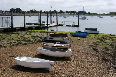 Emsworth, Hampshire, İngiltere. 28 Haziran 2025. Kayıklar ve botlar Low Tide 'daki çakıl taşı kıyısında Tahta Jetty yakınlarında karaya vurdu.