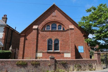 Emsworth, Hampshire, İngiltere. 28 Haziran 2025. Emsworth Village 'daki Waterside Kırmızı Tuğla Şapel Binası' nın Önü