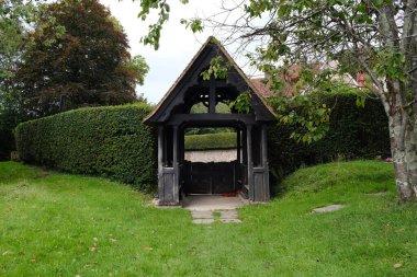 Catherington, Hampshire, İngiltere. 16 Eylül 2025. Geleneksel Timber Lychgate Tüm Azizlere Giriş Catherington Village, Hampshire, Birleşik Krallık