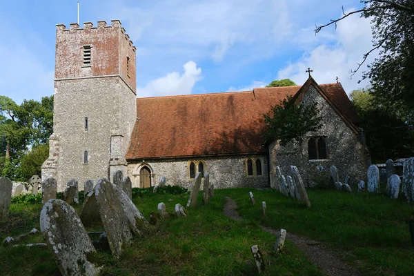 Catherington, Hampshire, İngiltere. 16 Eylül 2025. Kadim Mezarlığı ve Flint Mimarisi olan Catherington Hampshire 'daki All Saints Kilisesi, İngiltere