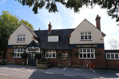 Catherington, Hampshire, İngiltere. 16 Eylül 2025. Geleneksel Tuğla ve Flint Mimarisi 'nin yer aldığı Catherington Hampshire' daki Çiftçi Hanı Barının Dış Görünümü