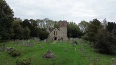 Catherington, Hampshire, İngiltere. 16 Eylül 2025. Catherington, Hampshire 'daki Azizler Kilisesi' ne doğru hava saldırısı. İngiliz Kırsalı