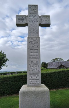 Downpatrick, County Down, Kuzey İrlanda. 6 Ekim 2025. Down Cathedral, Downpatrick, County Down 'daki Aziz Patrick Haçı' nın modern kopyası.