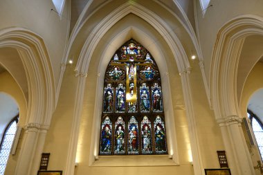 Downpatrick, County Down, Kuzey İrlanda. 6 Ekim 2025. Gotik Lekeli Doğu Penceresi ve Kuzey İrlanda Katedrali 'ne Altın Haç Asma