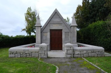 Downpatrick, County Down, Kuzey İrlanda. 6 Ekim 2025. Kuzey İrlanda, Downpatrick 'teki Hastings Anıtmezarı Granit Mezarı.