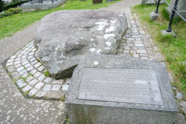 Downpatrick, County Down, Kuzey İrlanda. 6 Ekim 2025. Kuzey İrlanda, Downpatrick 'teki Down Katedrali' nde Aziz Patrick Mezarlığı 'nı simgeleyen anıt taşı.