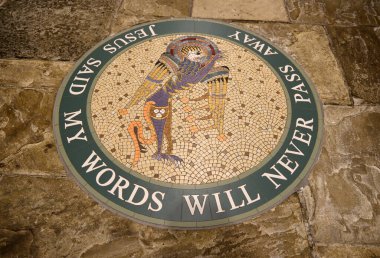 Downpatrick, County Down, Kuzey İrlanda. 6 Ekim 2025. Kuzey İrlanda 'daki Katedral' de Kanatlı Aslan Sembolü ve İncil Alıntılı Dini Döşeme Mozaiği