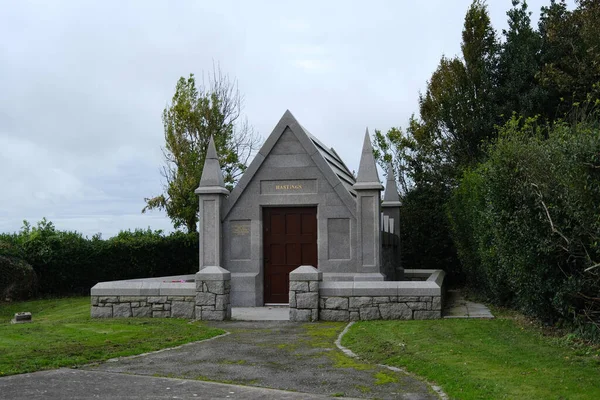 Downpatrick, County Down, Kuzey İrlanda. 6 Ekim 2025. Downpatrick Mezarlığı 'nda Granit Masonry ve Gabled Damlı Hastings Ailesi anıtı.