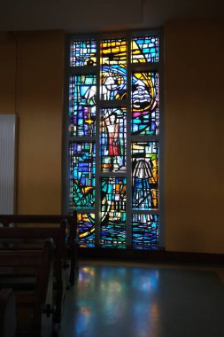 Newcastle, County Down, Kuzey İrlanda. 6 Ekim 2025. Newcastle Kuzey İrlanda 'daki Hz. Meryem Kilisesi' nin canlı, soyut vitraylı penceresi.