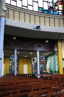 Newcastle, County Down, Kuzey İrlanda. 6 Ekim 2025. Varsayım Kilisesinin İçi 'nde ahşap sıralar ve Kuzey İrlanda Newcastle' daki Bayan Şapeli gösteriliyor.