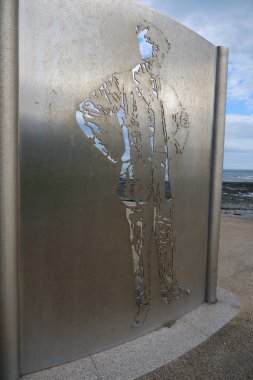 Newcastle, County Down, Kuzey İrlanda. 6 Ekim 2025. Percy French siluet heykeli ve Newcastle Kuzey İrlanda 'daki The Mountains of Mourne' un sözleri