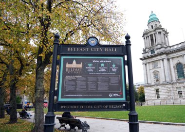 Belfast, Kuzey İrlanda. 7 Ekim 2025. Belfast Belfast Belediyesi ziyaretçi bilgilendirme levhası ve Kuzey İrlanda 'daki dönüm noktası